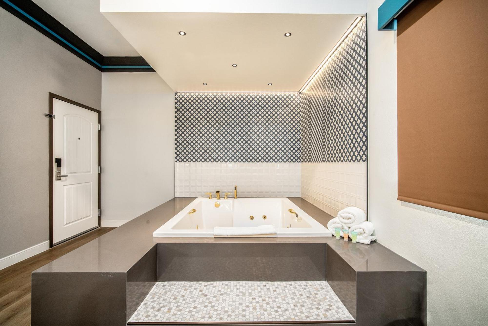 Aspire Inn Studios & Spas 贝尔弗劳尔 外观 照片